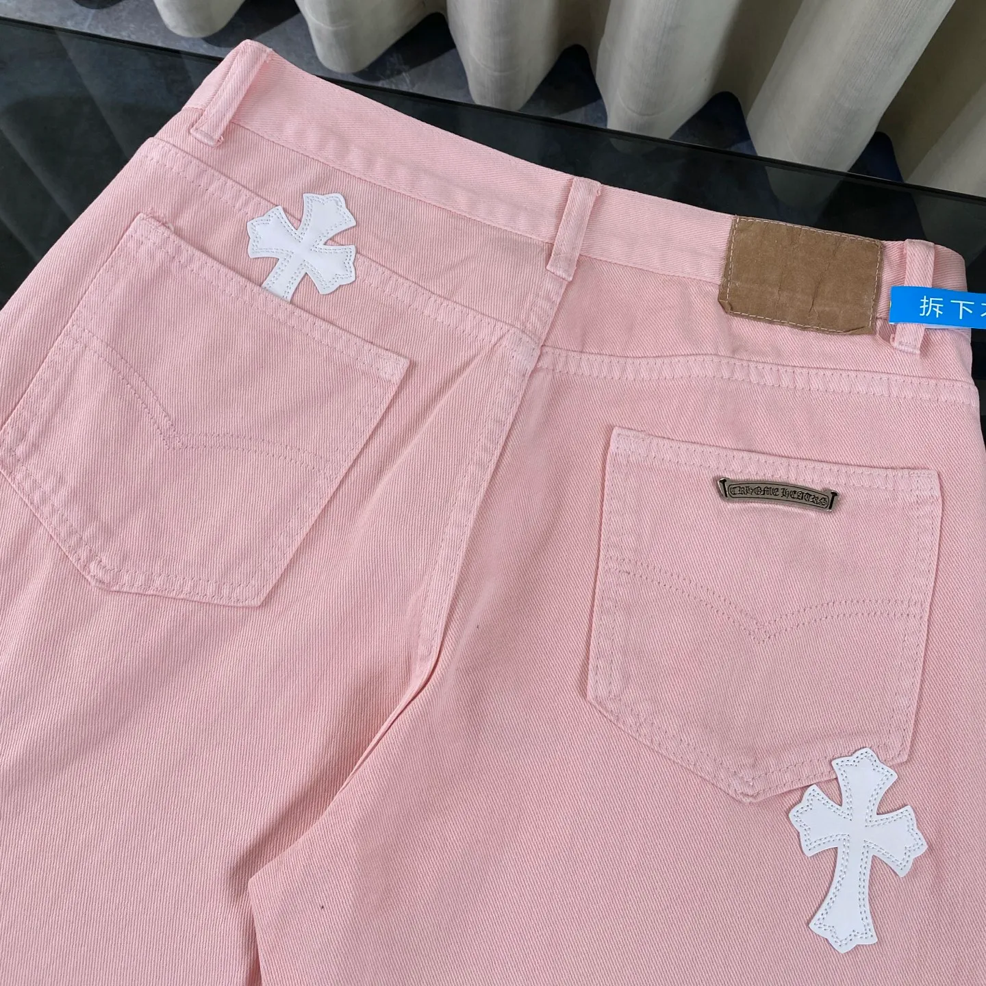 P250 CH Chromehearts 2025 new limited white cross leather couple style washed loose pink jeans 💜 Top quality ceiling quality styles with different washed textures, very friendly to people with thin legs and thick legs, the straight and loose version is very flattering to the leg shape. Moderate length that never goes out of style, easy to match with casual, basic styling for various styles, a must-have in the wardrobe! The fabric is stiff but also makes the upper body soft without losing texture. The washing process is even more perfect. It is a must-have item for everyone! ! ! Washed wheat, hang tag, pants label, complete with three labels, color: pink, size: 28, 30, 32, 34